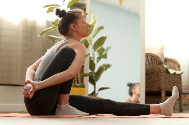 Ejercicio de yoga en casa