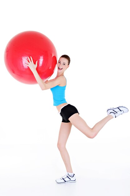 Ejercicios físicos con fitball por la joven hermosa