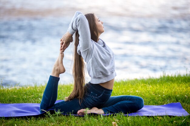 Eka Pada Rajakapotasana en la orilla del río