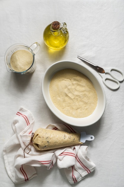 Elaboración de croquetas con diferentes ingredientes deliciosos.