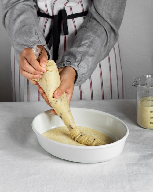 Foto gratuita elaboración de croquetas con diferentes ingredientes deliciosos.