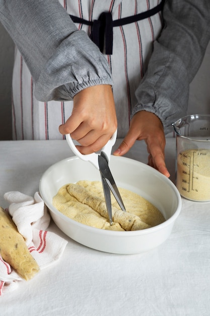 Elaboración de croquetas con diferentes ingredientes deliciosos.