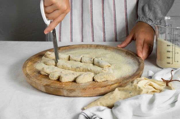 Elaboración de croquetas con diferentes ingredientes deliciosos.