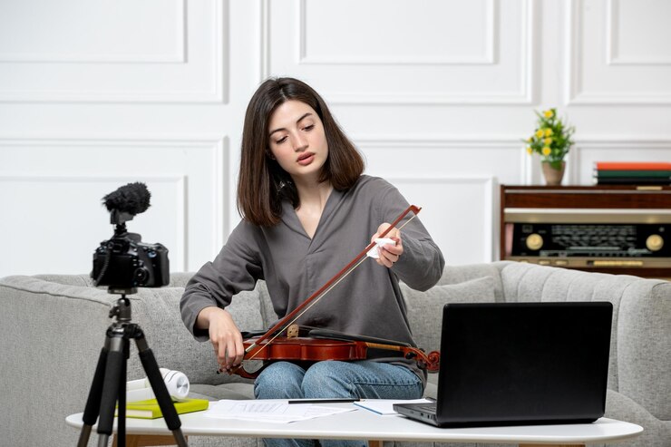 Foto gratuito elearning de forma remota en casa dando clases de violín joven linda hermosa niña dando clases magistrales