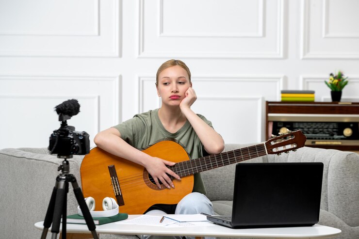 Foto gratuito elearning joven linda hermosa chica remotamente dando clases de guitarra en casa