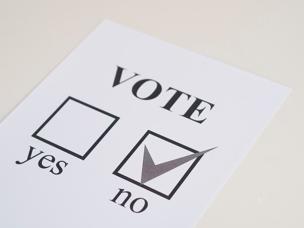 Foto gratuita elección negativa del referéndum de alto ángulo