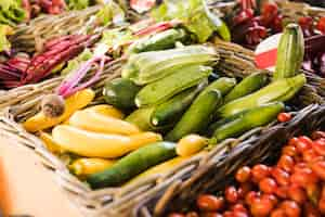 Foto gratuita elección de verduras frescas en el mostrador del mercado para la venta