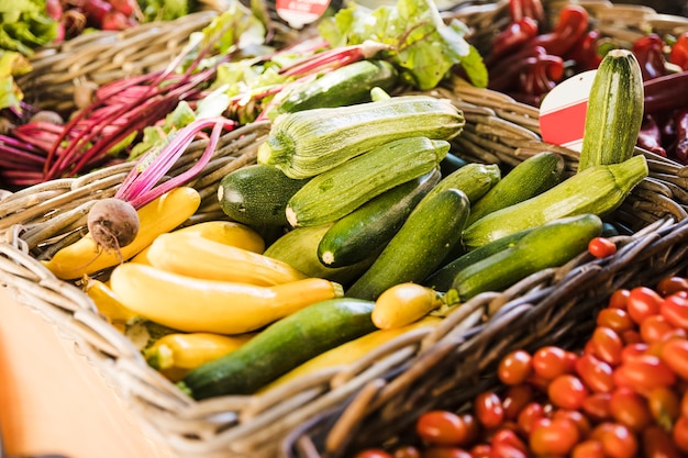 Elección de verduras frescas en el mostrador del mercado para la venta