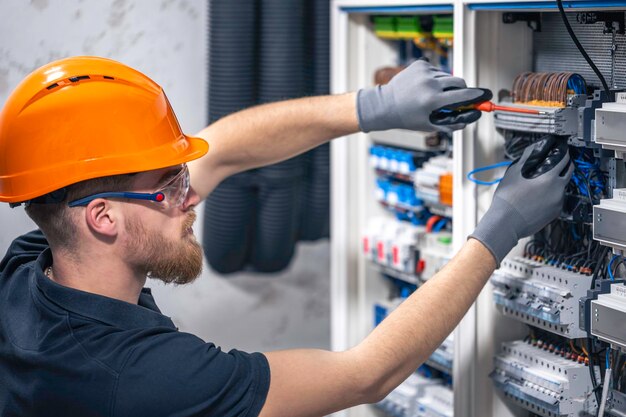 El electricista trabaja en una central eléctrica con fusibles.