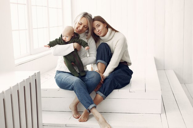 Elegante abuela en casa con hija y nieta