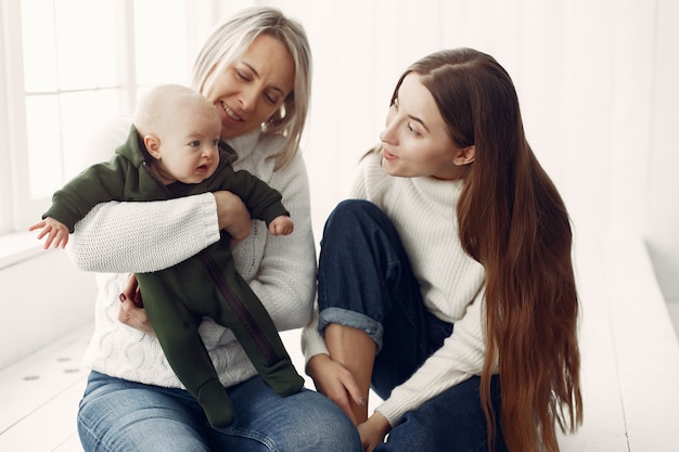 Elegante abuela en casa con hija y nieta