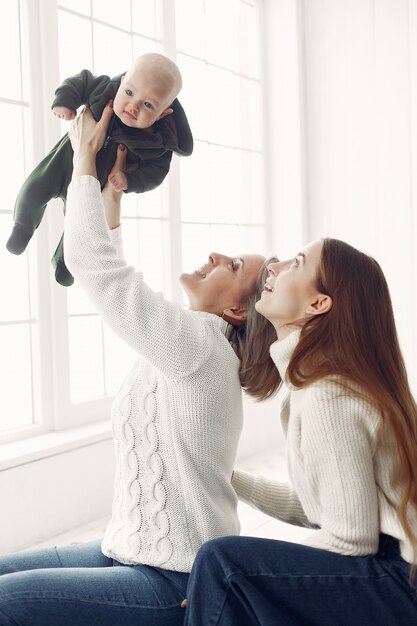 Elegante abuela en casa con hija y nieta