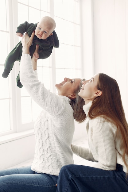 Elegante abuela en casa con hija y nieta