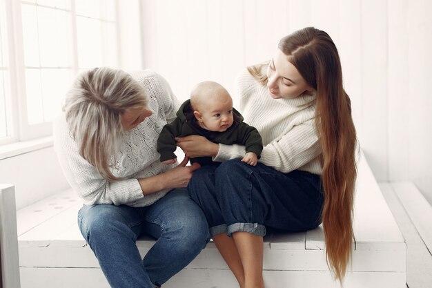 Elegante abuela en casa con hija y nieta