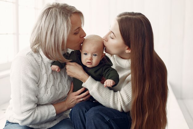 Elegante abuela en casa con hija y nieta