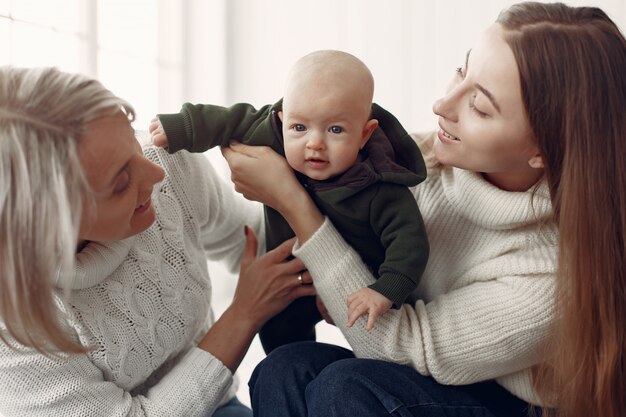 Elegante abuela en casa con hija y nieta