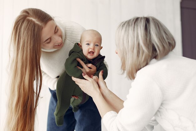 Elegante abuela en casa con hija y nieta