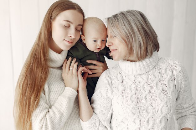 Elegante abuela en casa con hija y nieta