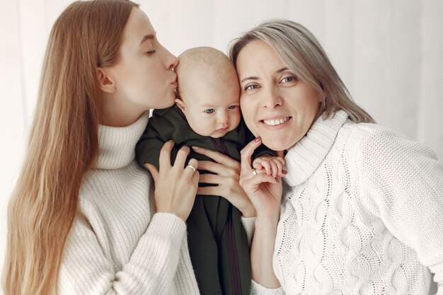 Elegante abuela en casa con hija y nieta