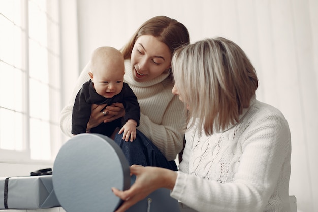 Elegante abuela en casa con hija y nieta