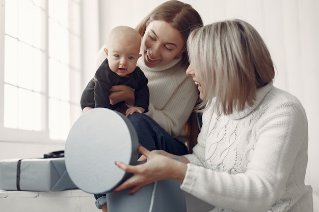 Elegante abuela en casa con hija y nieta