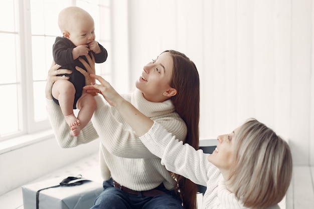 Elegante abuela en casa con hija y nieta