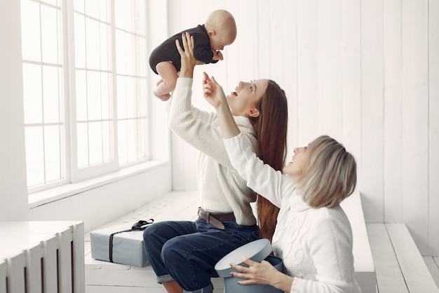 Elegante abuela en casa con hija y nieta