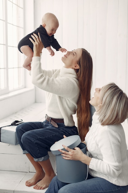 Elegante abuela en casa con hija y nieta