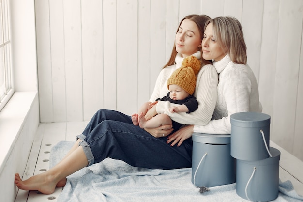 Elegante abuela en casa con hija y nieto