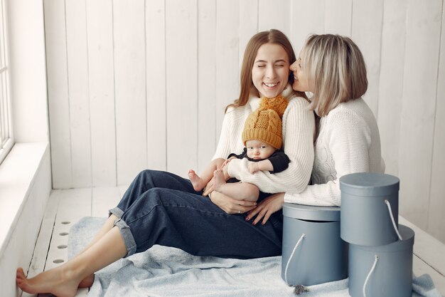 Elegante abuela en casa con hija y nieto