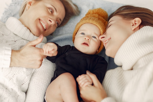 Elegante abuela en casa con hija y nieto