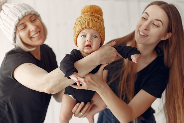 Elegante abuela en casa con hija y nieto