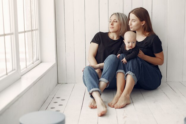 Elegante abuela en casa con hija y nieto