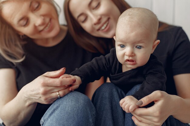 Elegante abuela en casa con hija y nieto