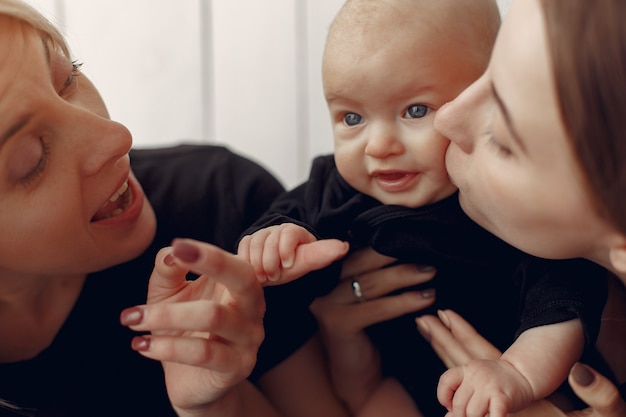 Elegante abuela en casa con hija y nieto