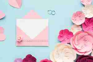 Foto gratuita elegante adorno de papel floral con invitación de boda