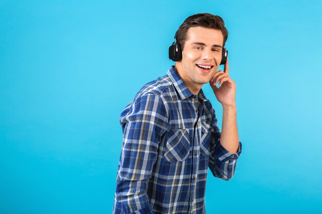 Elegante atractivo joven guapo escuchando música con auriculares inalámbricos