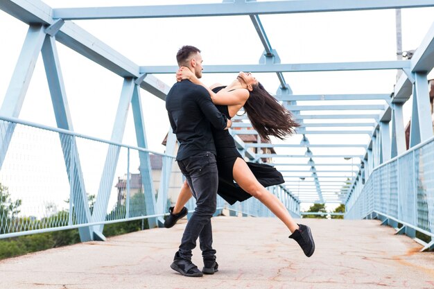 Elegante bailarina tangoing en el puente