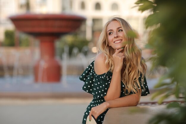 elegante, bastante, mujer joven, en, vestido, al aire libre