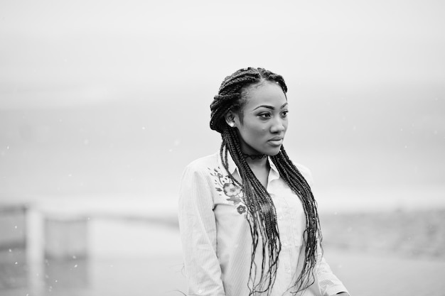 Elegante chica afroamericana con rastas al aire libre