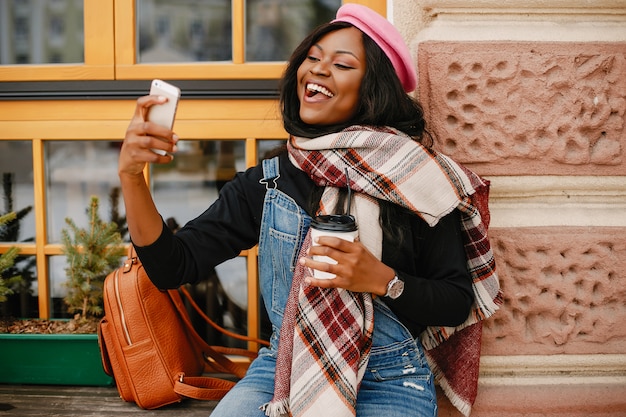 Elegante chica negra en una ciudad de invierno.