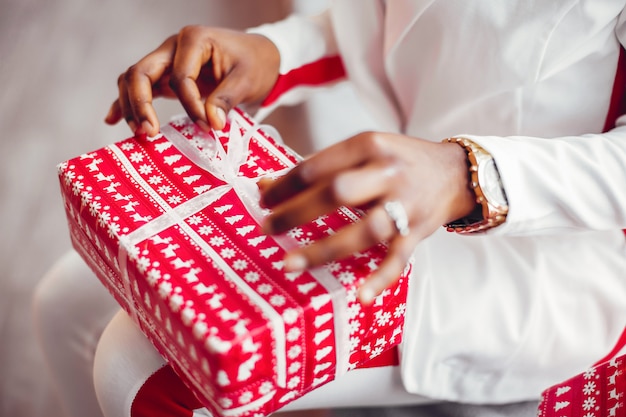 Foto gratuita elegante chica negra en una habitación en navidad