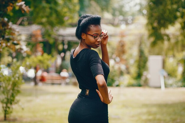 Elegante chica negra en un parque