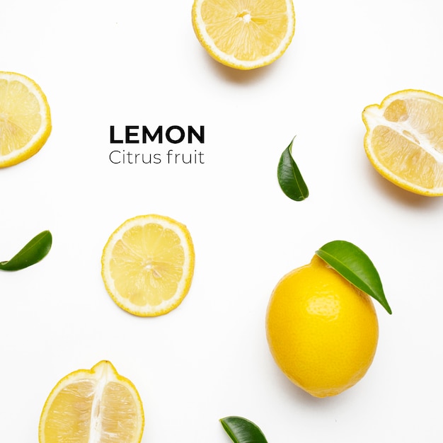 Elegante composición de juego de limones sobre una superficie blanca