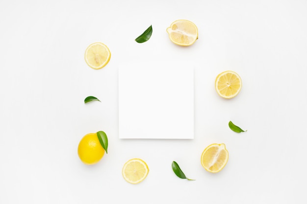 Elegante composición de juego de limones sobre una superficie blanca