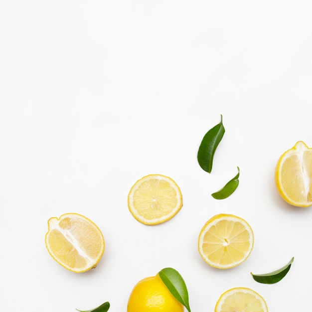 Elegante composición de juego de limones sobre una superficie blanca