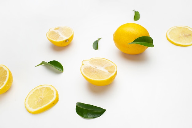 Elegante composición de juego de limones sobre una superficie blanca