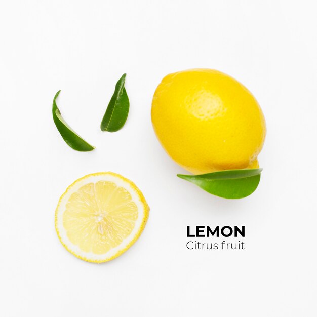 Elegante composición de juego de limones sobre una superficie blanca