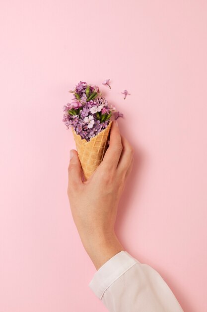 Elegante concepto de comida ecológica con flores en cono de helado