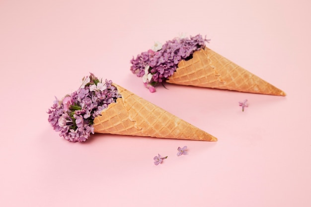 Elegante concepto de comida ecológica con flores en cono de helado